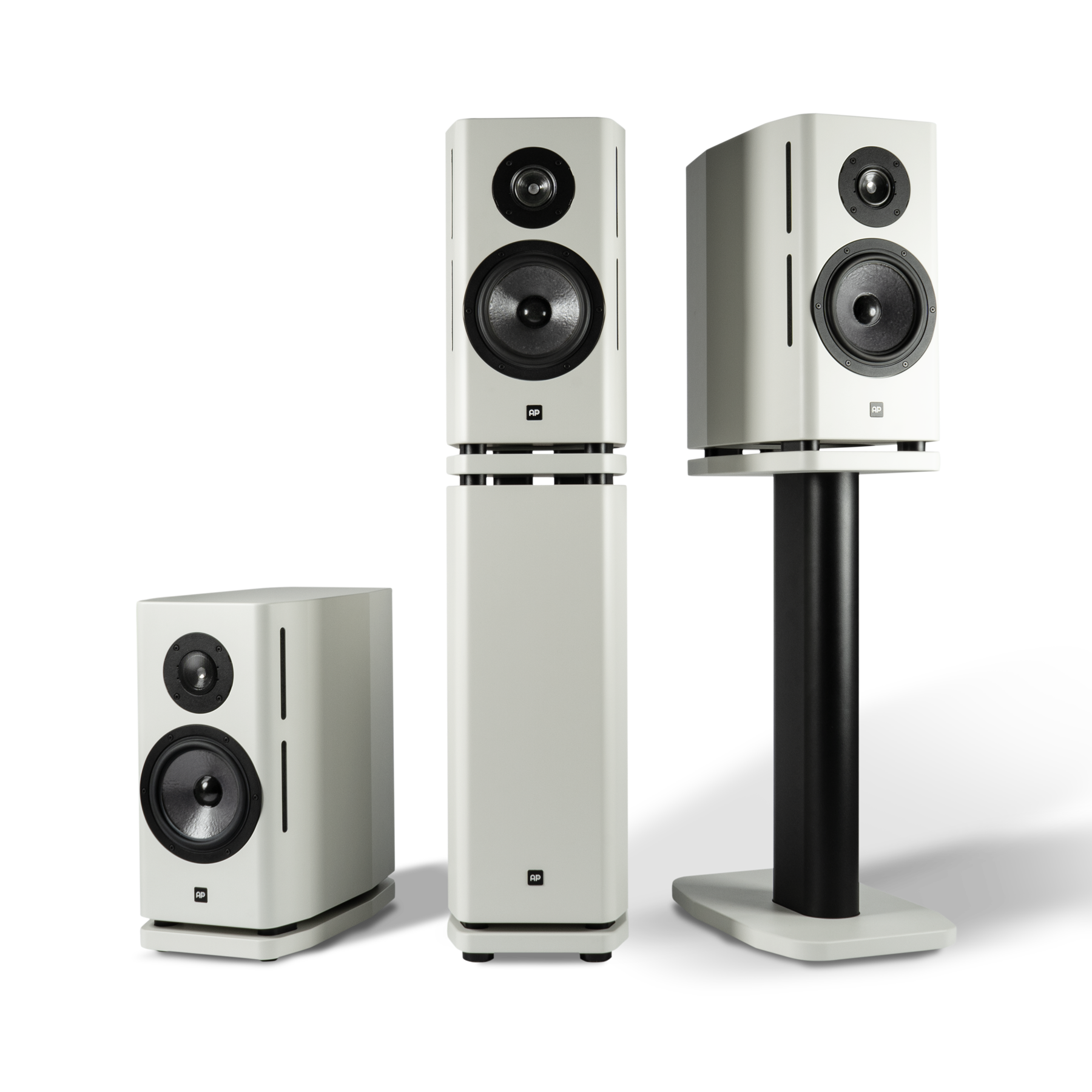 Die AP Modellfamilie: Monitor 30P mit Sockel, Bass Module 20A und Standfuß
